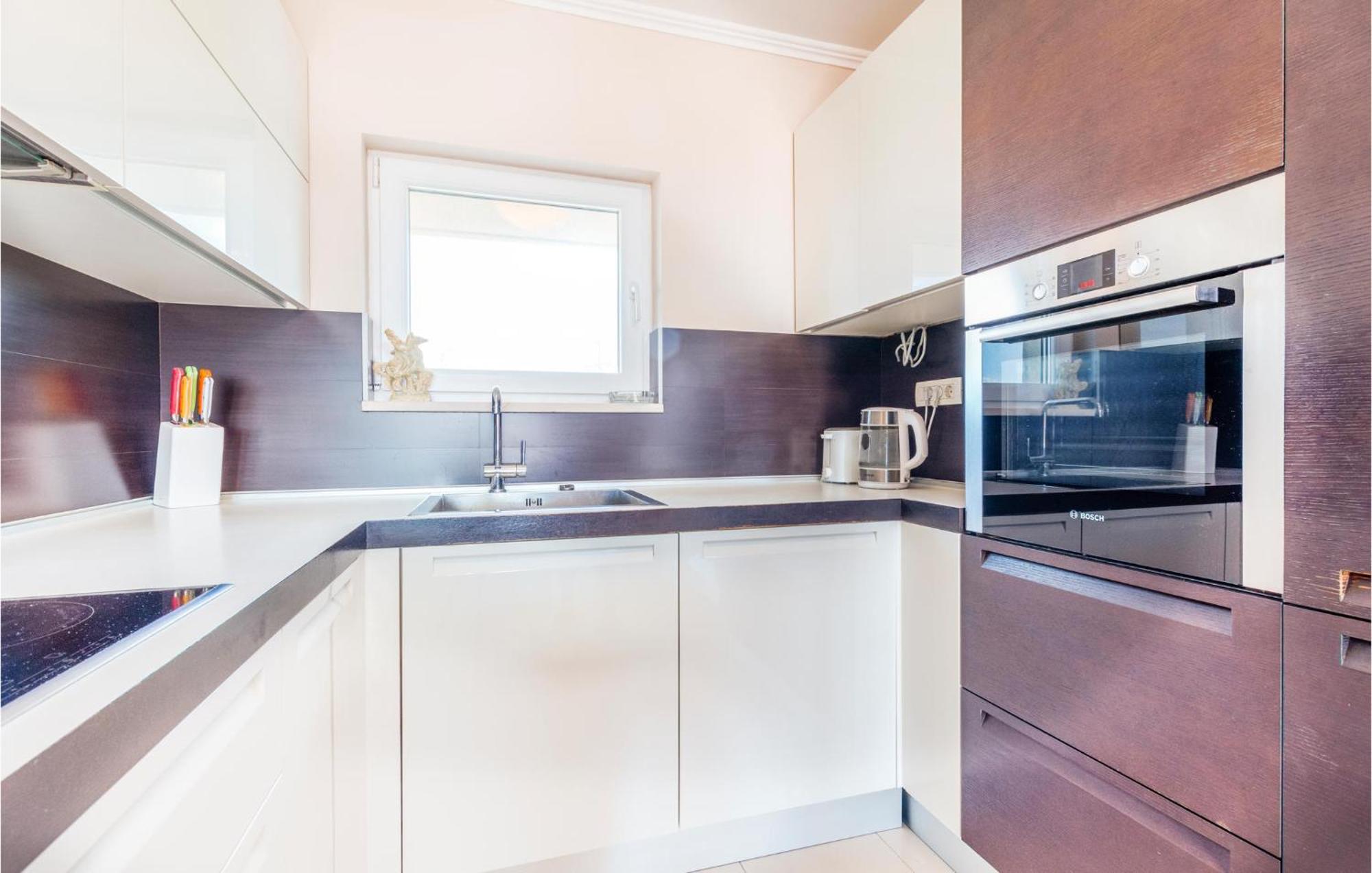 Beautiful Apartment In Split With Kitchen Exterior foto