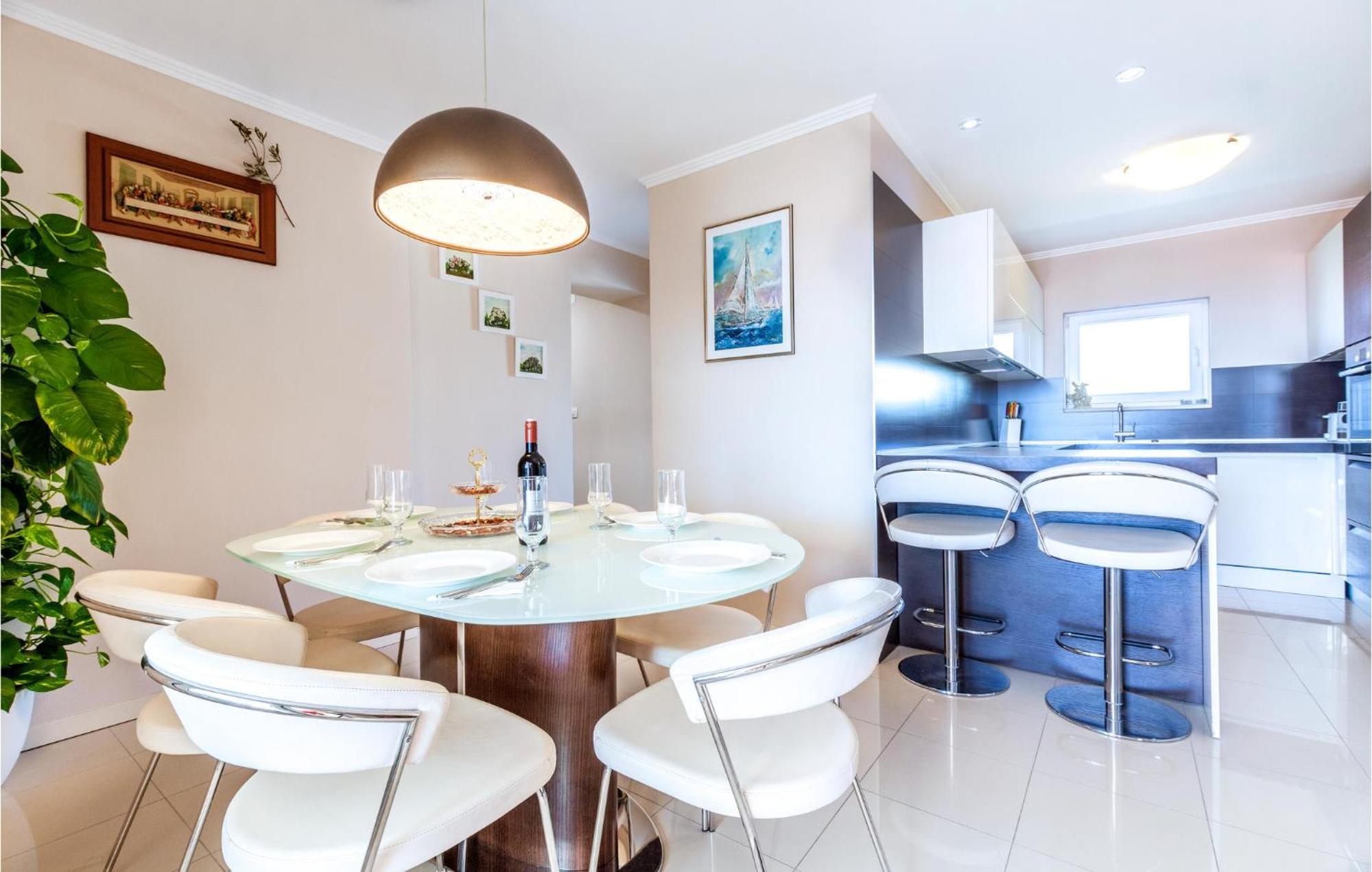 Beautiful Apartment In Split With Kitchen Exterior foto